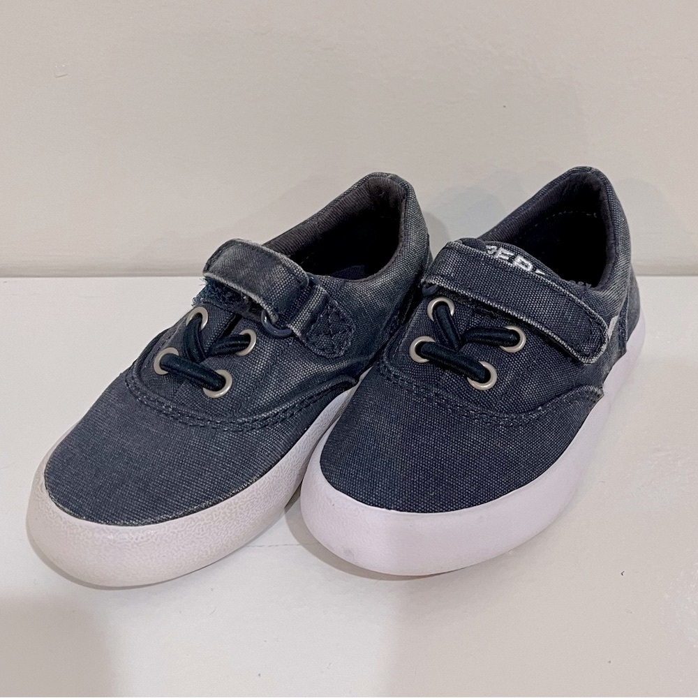 Brand new never worn Sperry Wahoo Jr sneakers